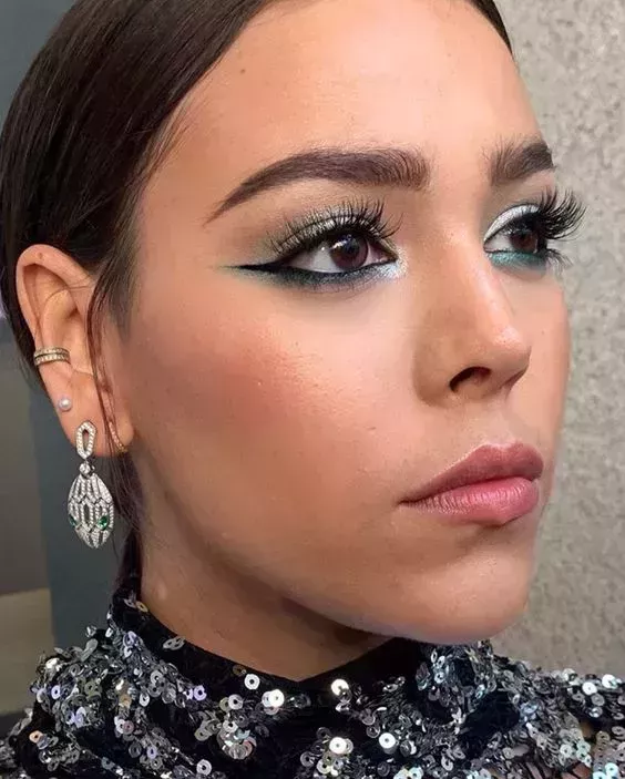 25 Impresionantes ideas de maquillaje de graduación para un vestido negro