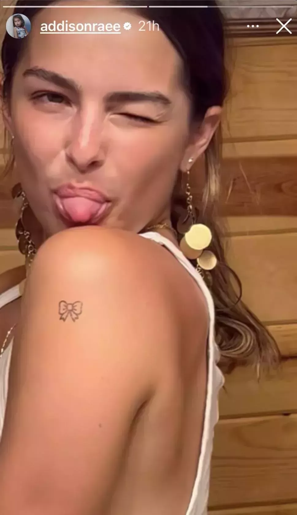 Addison Rae está de moda con los tatuajes temporales
