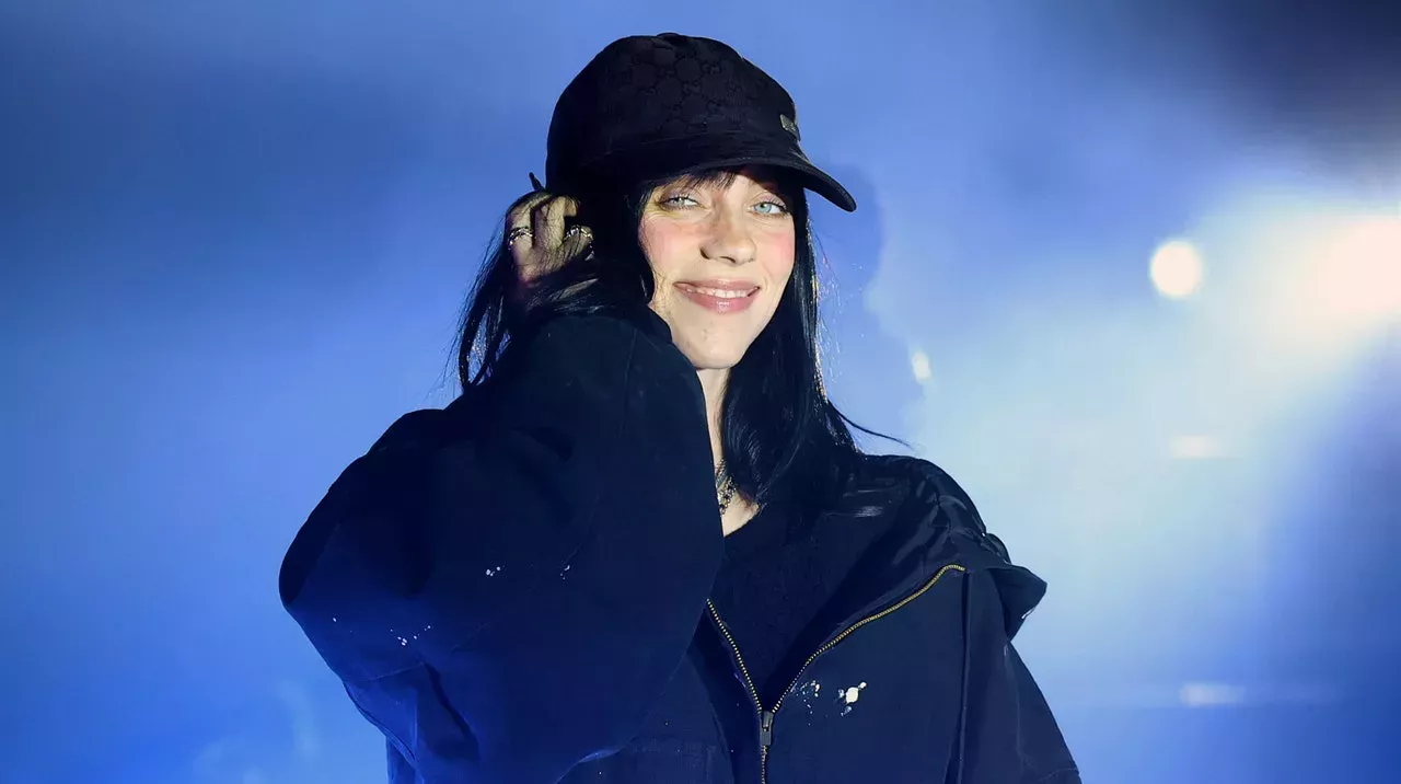 Billie Eilish revela su tatuaje en el pecho y no es como esperábamos