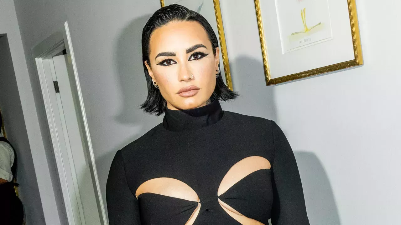 Demi Lovato dice que usar los pronombres ellos/ellas significa tener que "educar a la gente" constantemente