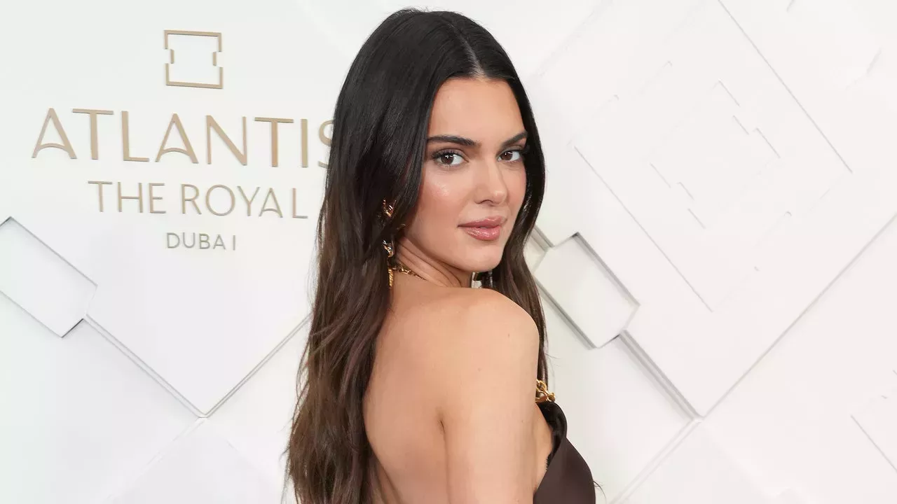 El último bikini de Kendall Jenner tiene unos recortes bajo las tetas importantes