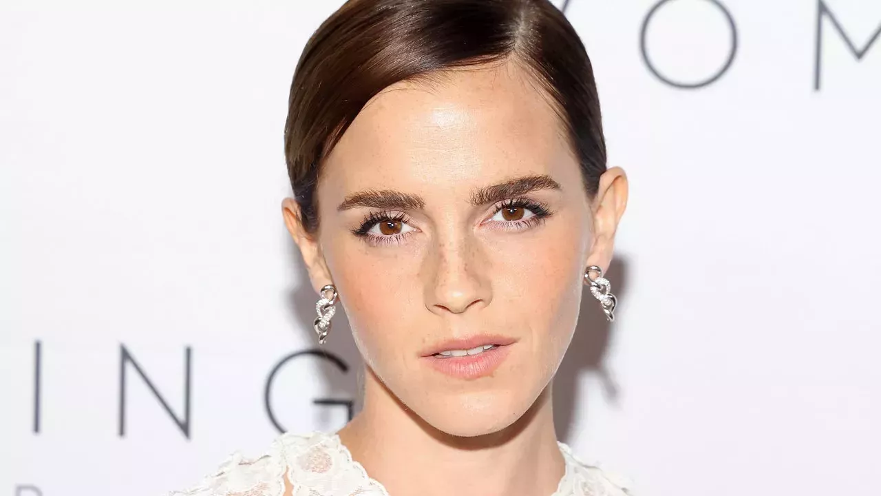 Emma Watson lleva un vestido que desafía la gravedad y las bromas son histéricas