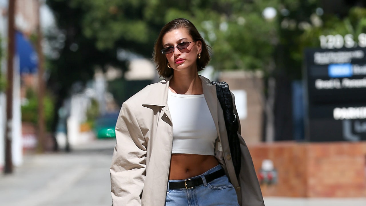 Hailey Bieber ha construido un impecable armario cápsula para el verano