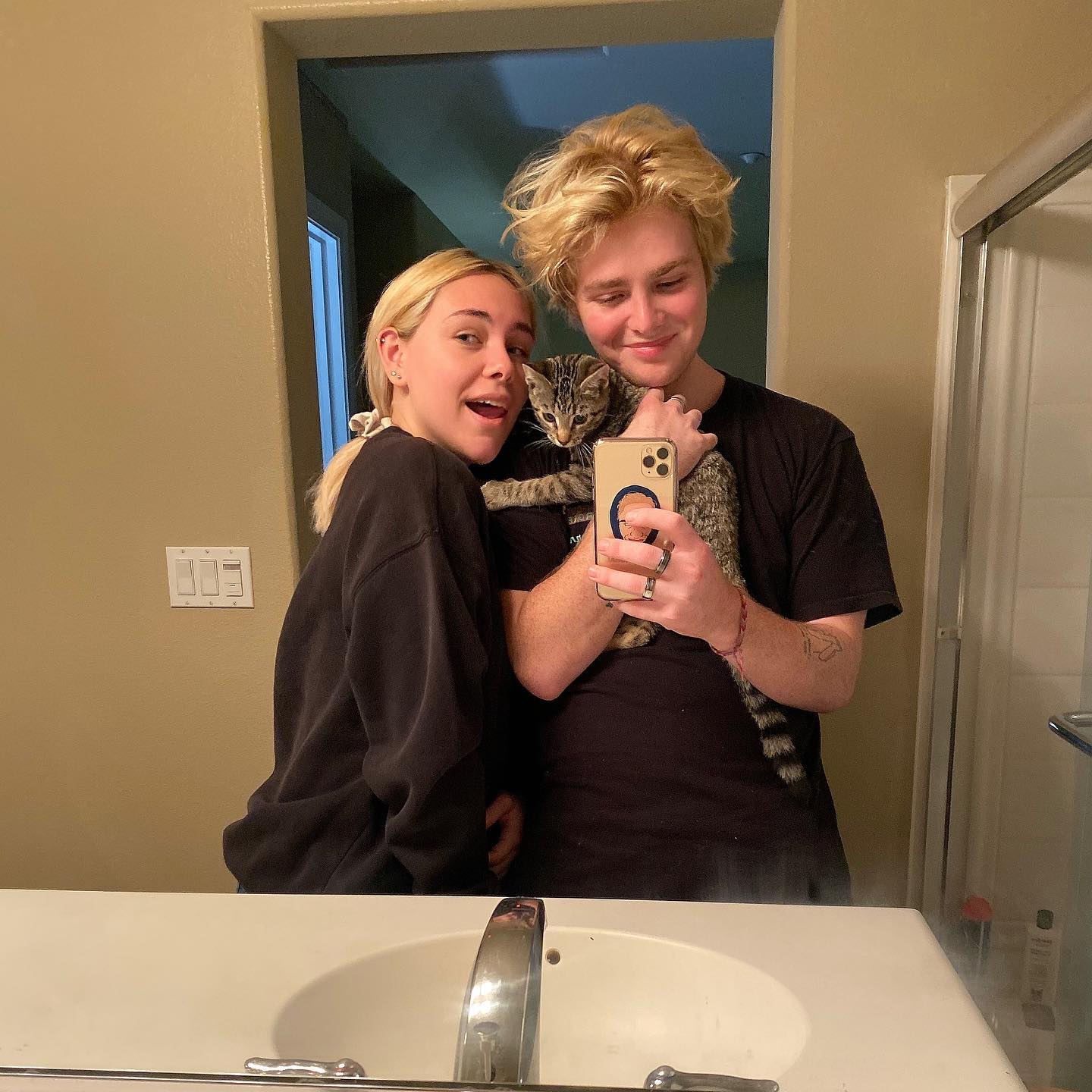 La relación de las estrellas de TikTok Alex Warren y Kouvr Annon
