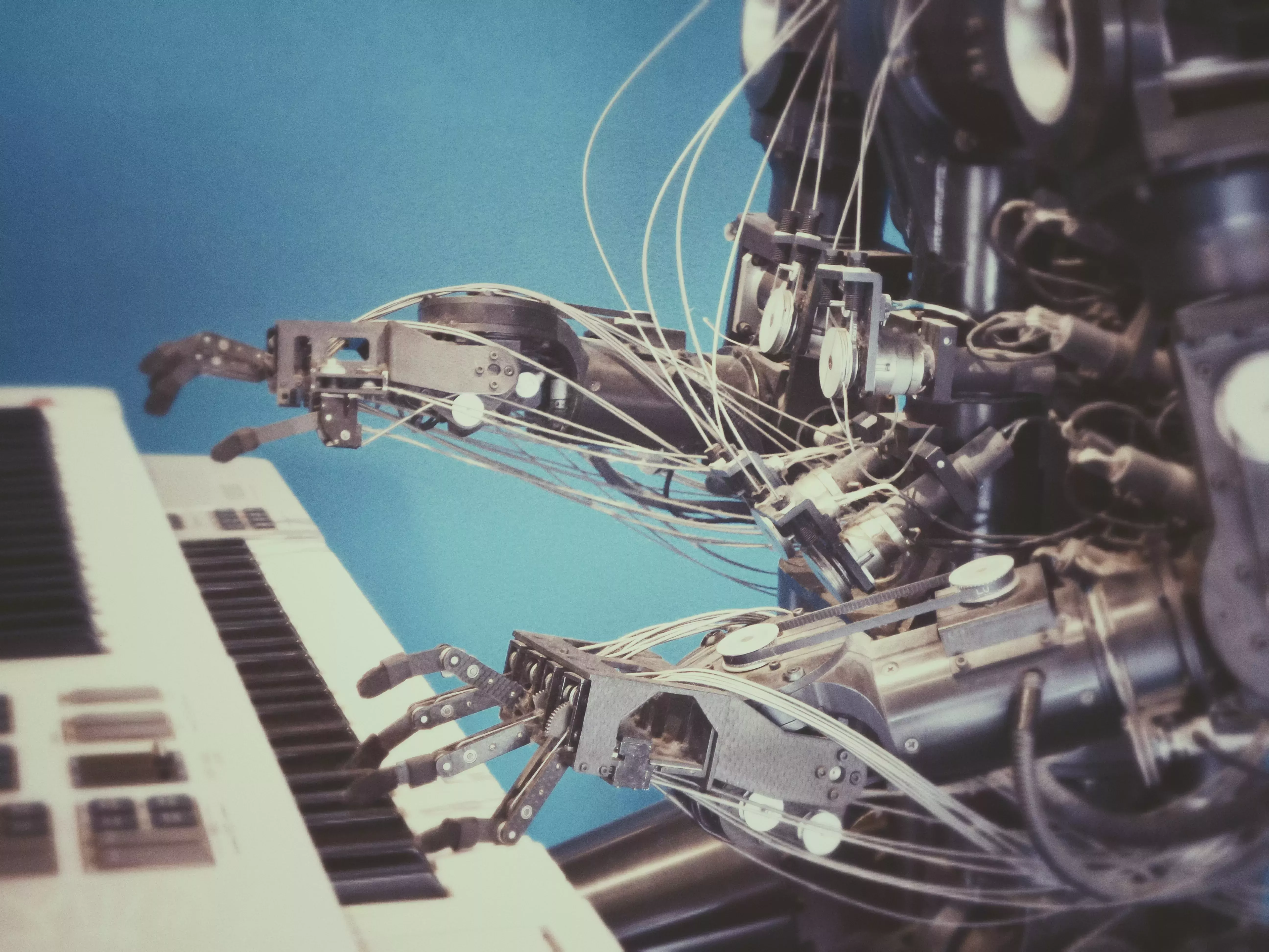 No temas a los robots: Prosperar en la era de la IA mediante la adaptación y la integración 