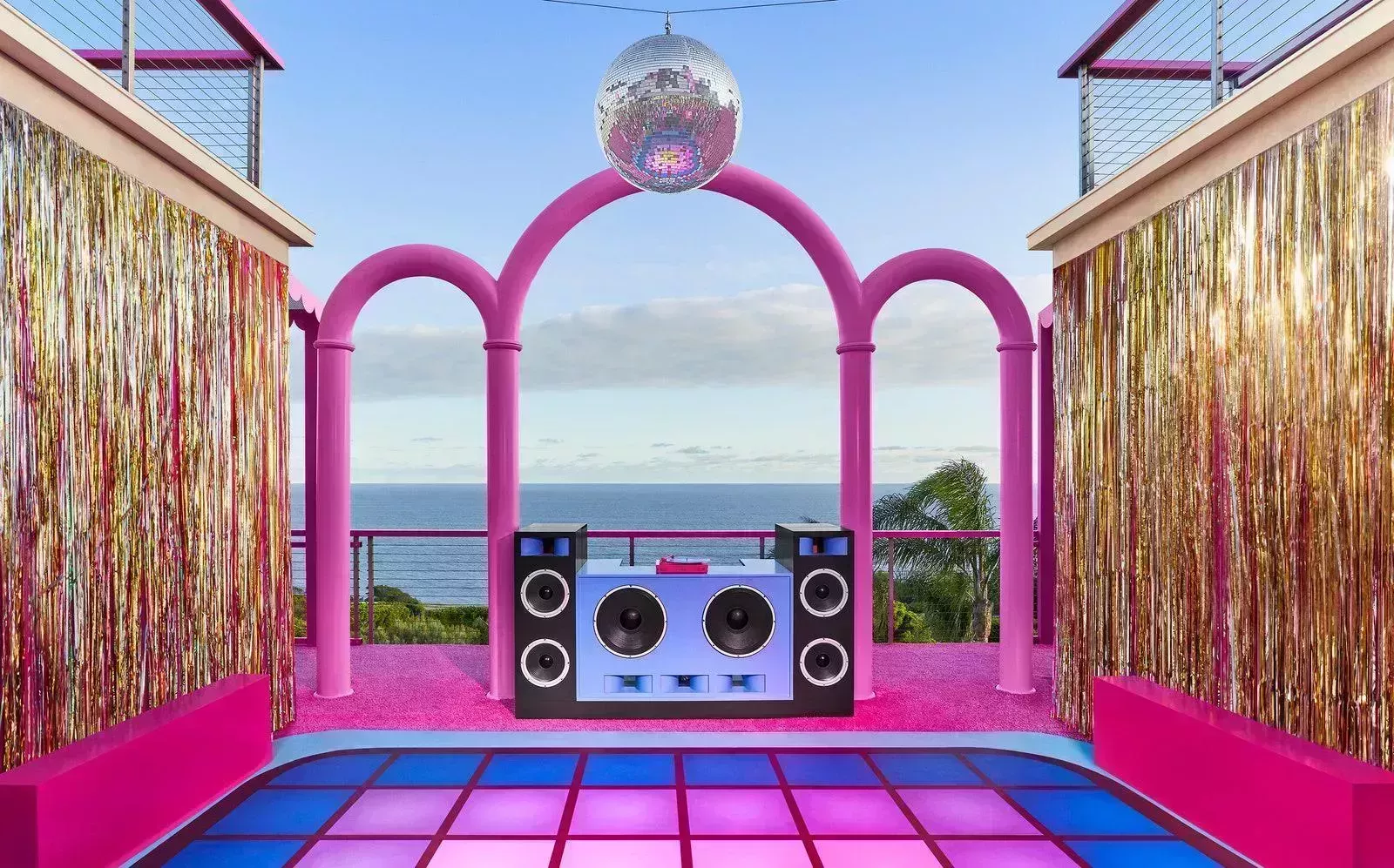 Puedes alojarte gratis en la casa de ensueño de Barbie en Malibú. Te explicamos cómo.