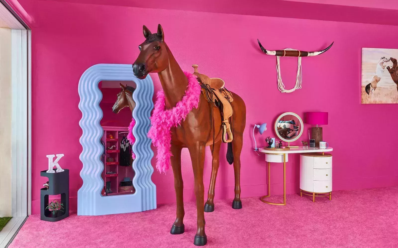 Puedes alojarte gratis en la casa de ensueño de Barbie en Malibú. Te explicamos cómo.