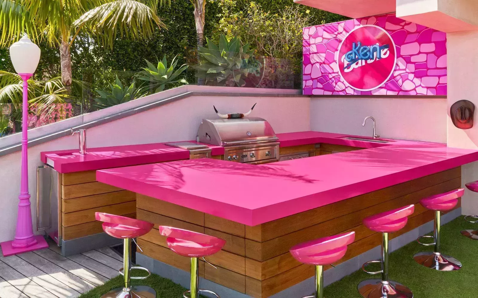 Puedes alojarte gratis en la casa de ensueño de Barbie en Malibú. Te explicamos cómo.