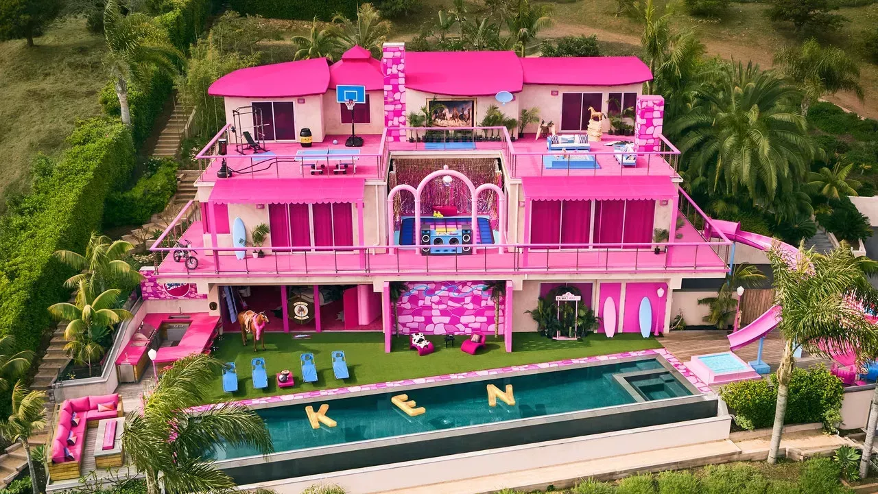 Puedes alojarte gratis en la casa de ensueño de Barbie en Malibú. Te explicamos cómo.