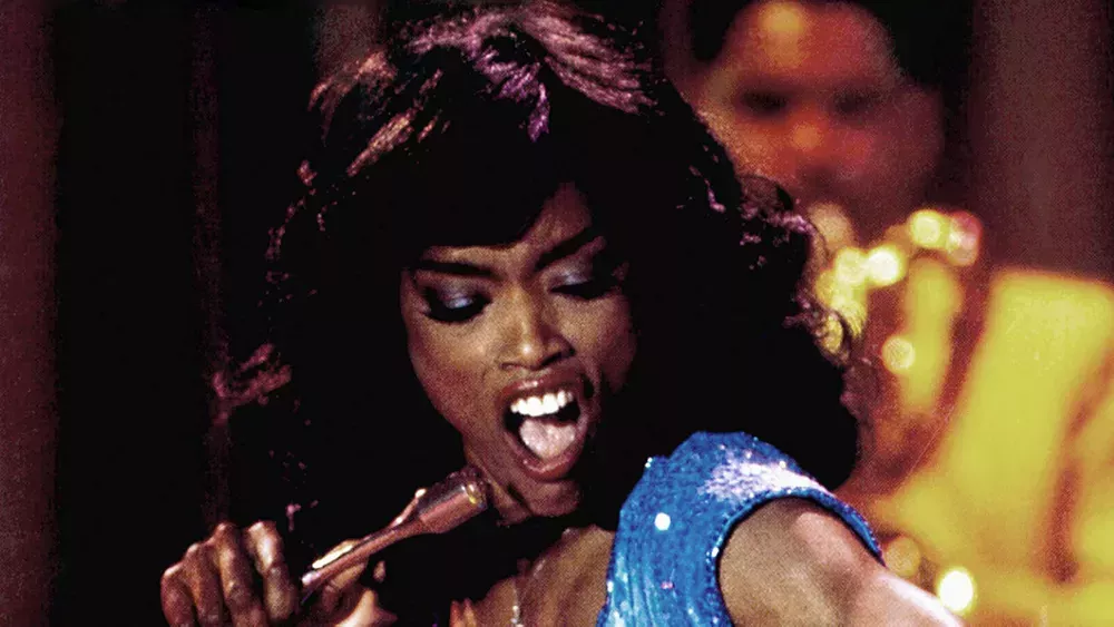 Qué tiene que ver el amor' a los 30: Angela Bassett recuerda cómo se convirtió en Tina Turner y cómo Laurence Fishburne abogó por ella