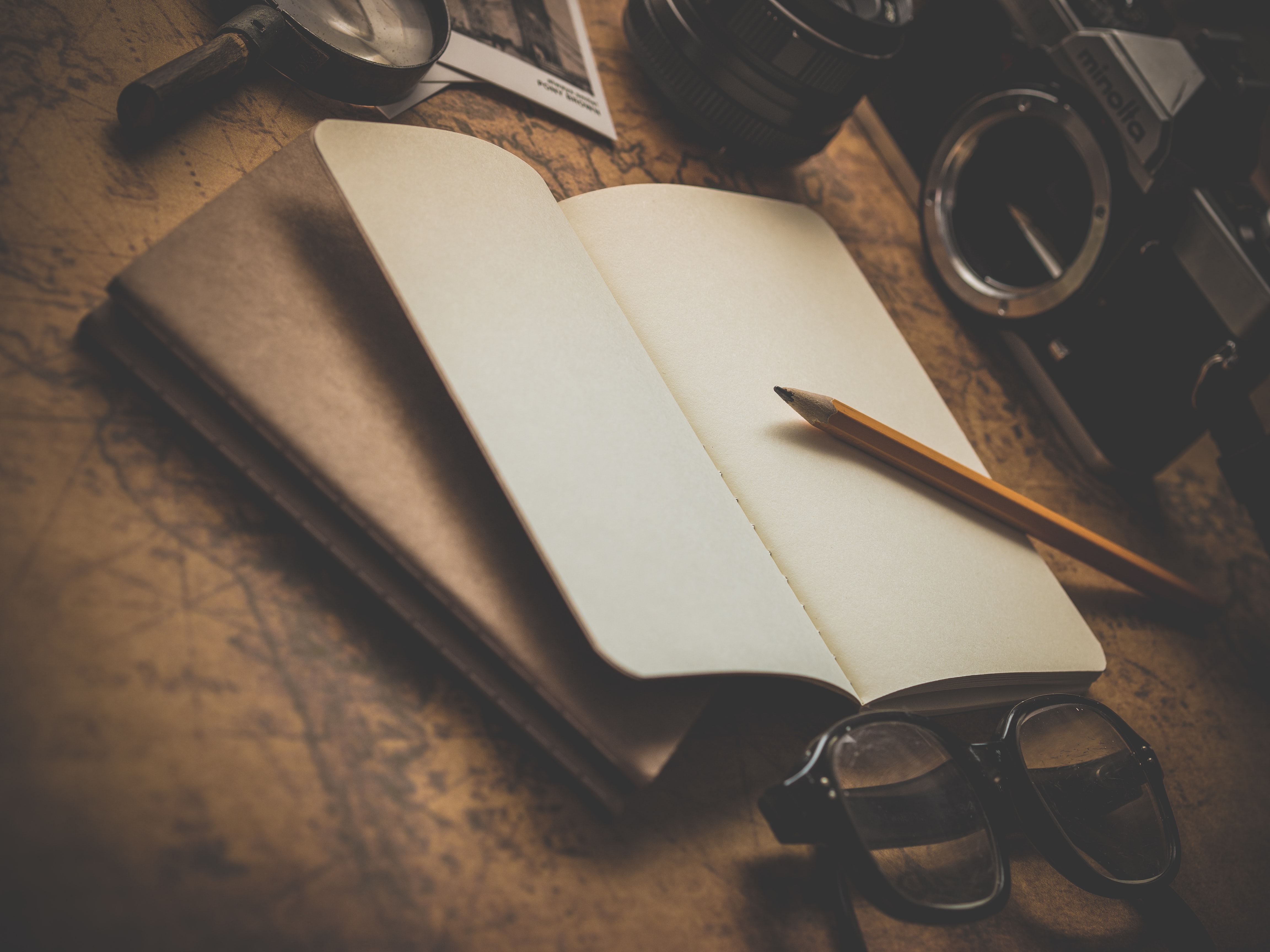Book writing paper. Стол писателя. Стол-книжка. Письменный стол писателя. Лист бумаги на столе.
