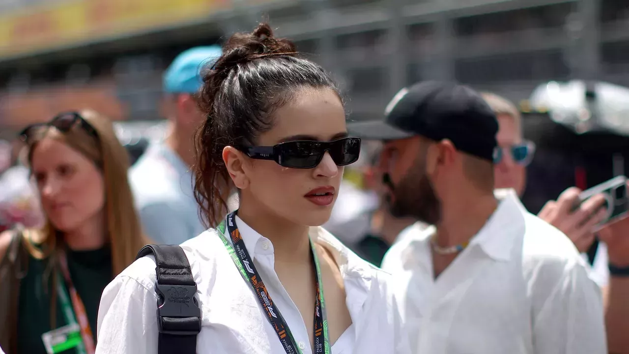 Rosalía da un giro neón y cromado a la manicura francesa