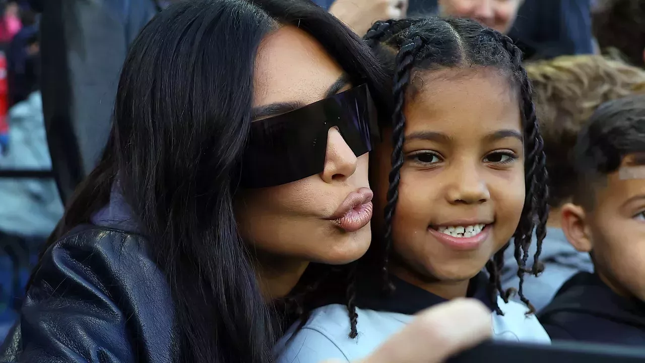 Saint West lució joyas dentales de Louis Vuitton en el desfile de debut de Pharrell