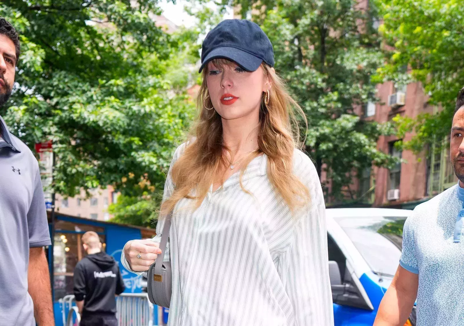 Taylor Swift hace que un pelo despeinado y una gorra de béisbol parezcan elegantes