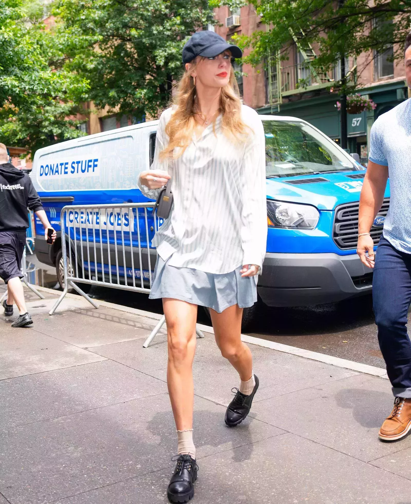 Taylor Swift hace que un pelo despeinado y una gorra de béisbol parezcan elegantes