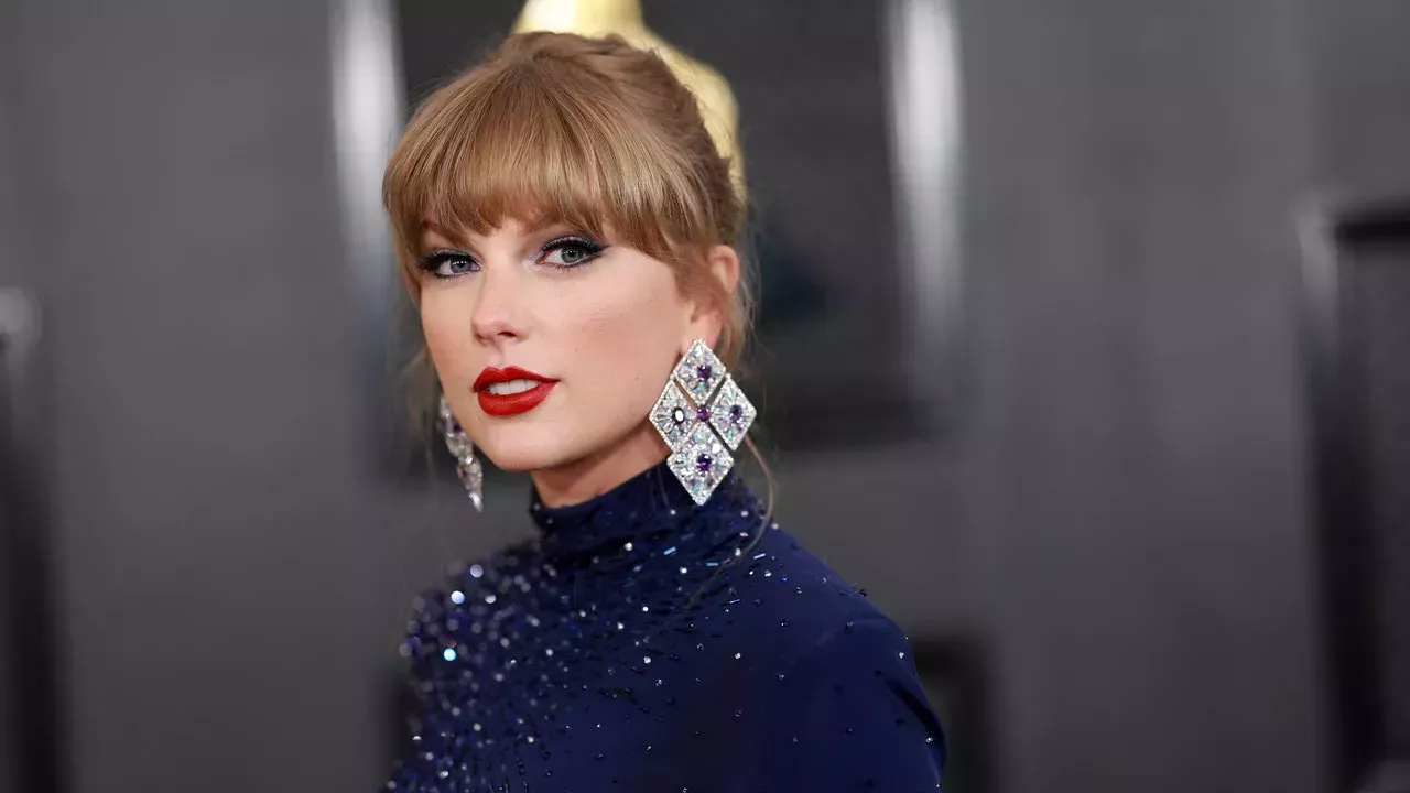 Taylor Swift hace que un pelo despeinado y una gorra de béisbol parezcan elegantes