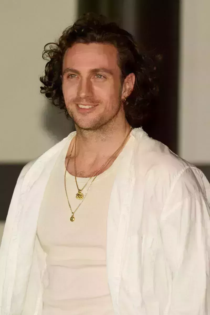 Angus, tangas y besos perfectos: fotos de antes y de ahora