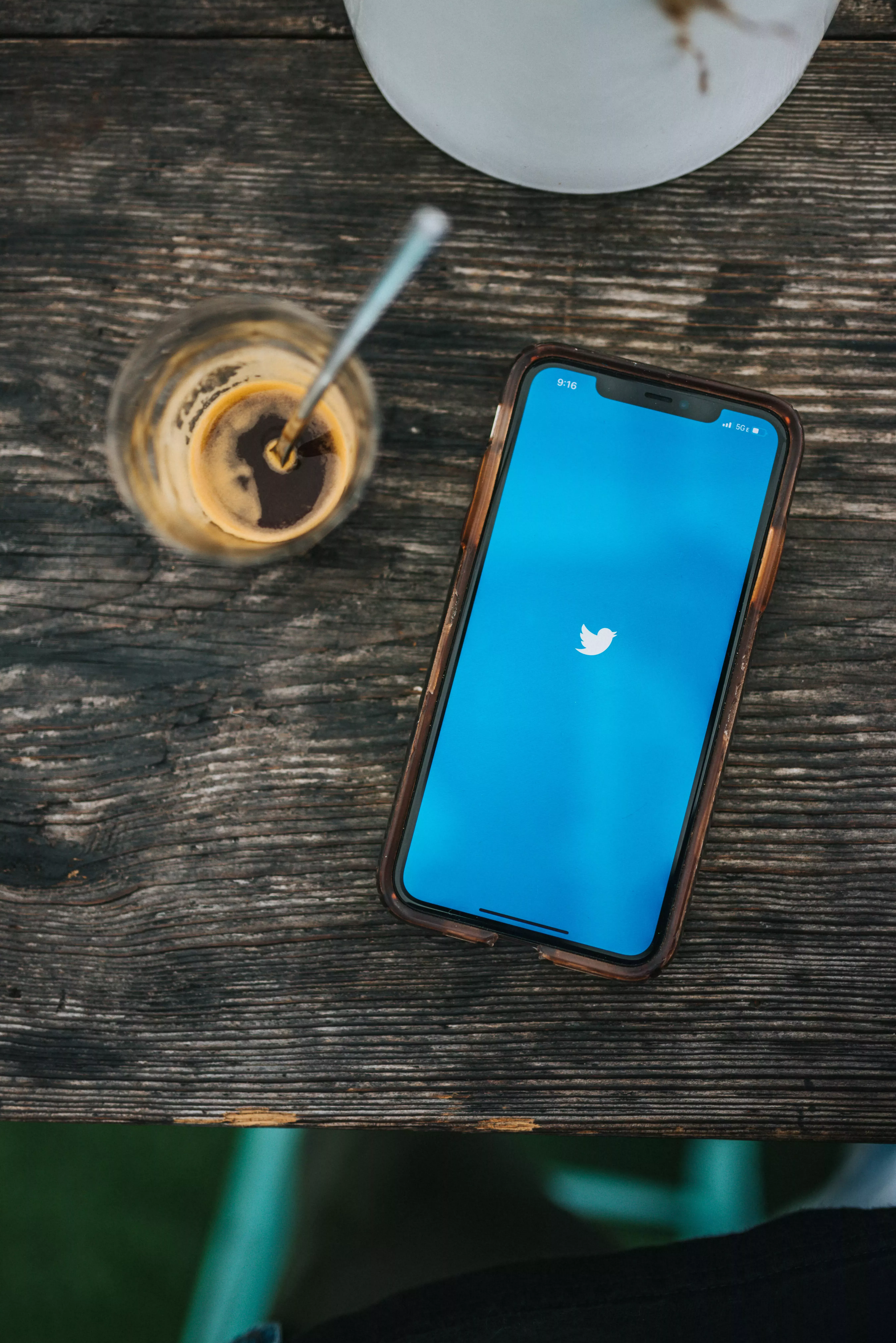 El debate sobre la libertad de expresión: examen de las implicaciones de la prohibición de Twitter y los derechos de la Primera Enmienda en las plataformas de medios sociales 