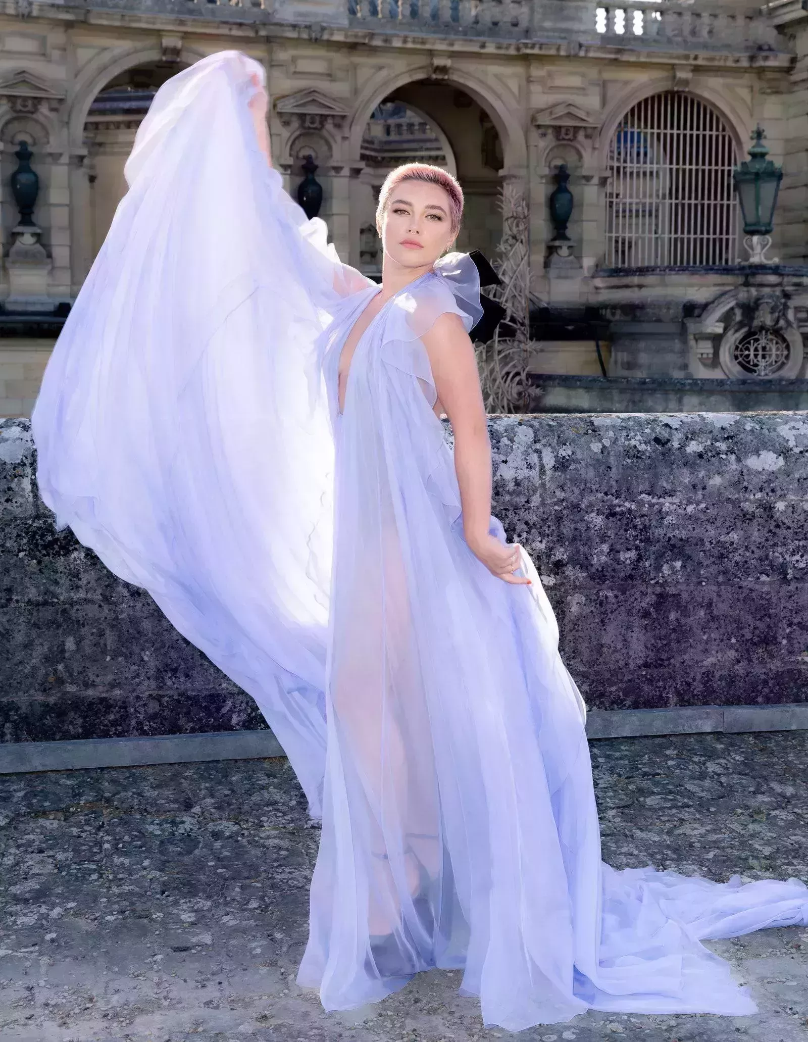 Florence Pugh completó su look de Valentino con un vestido transparente