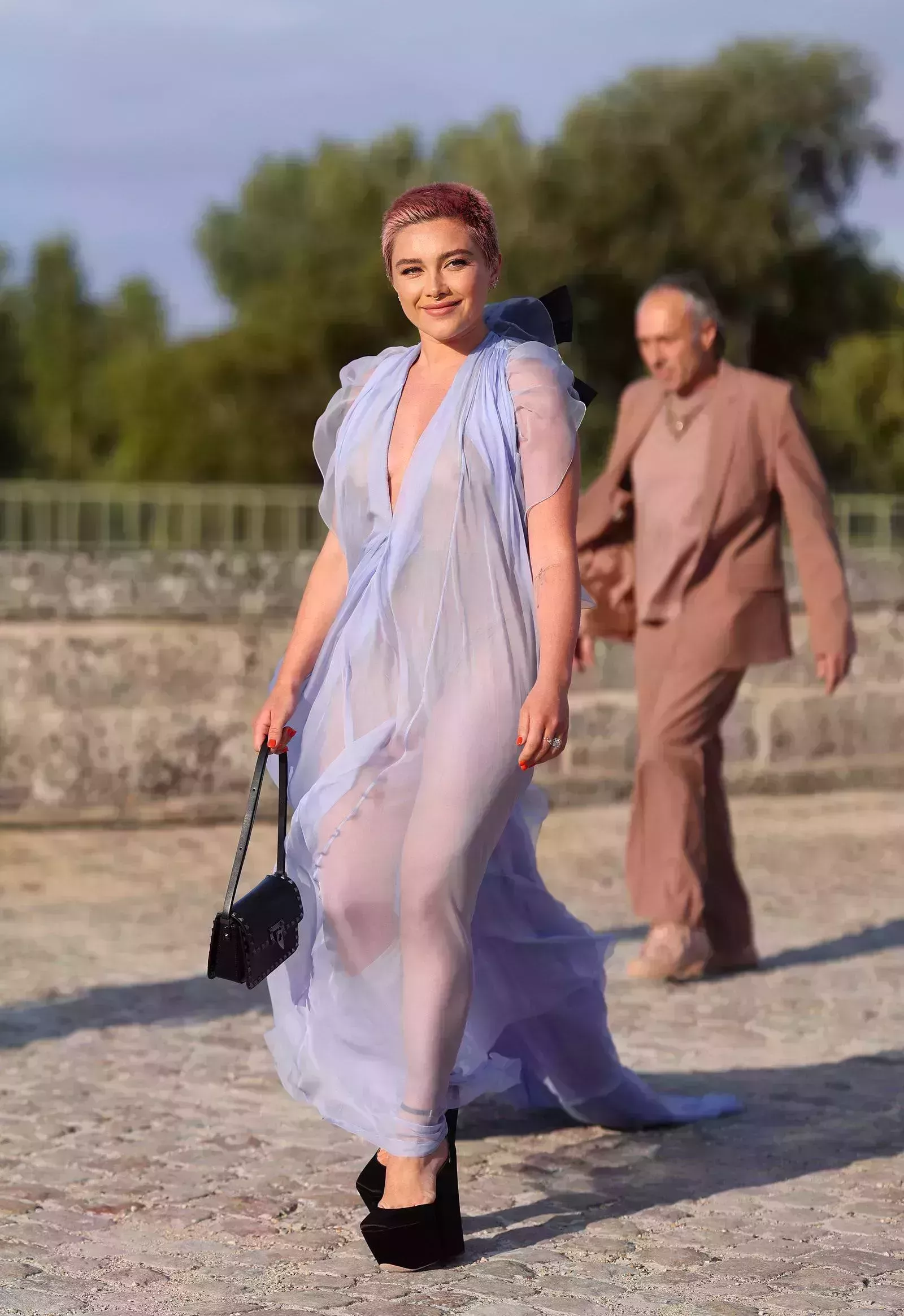 Florence Pugh completó su look de Valentino con un vestido transparente