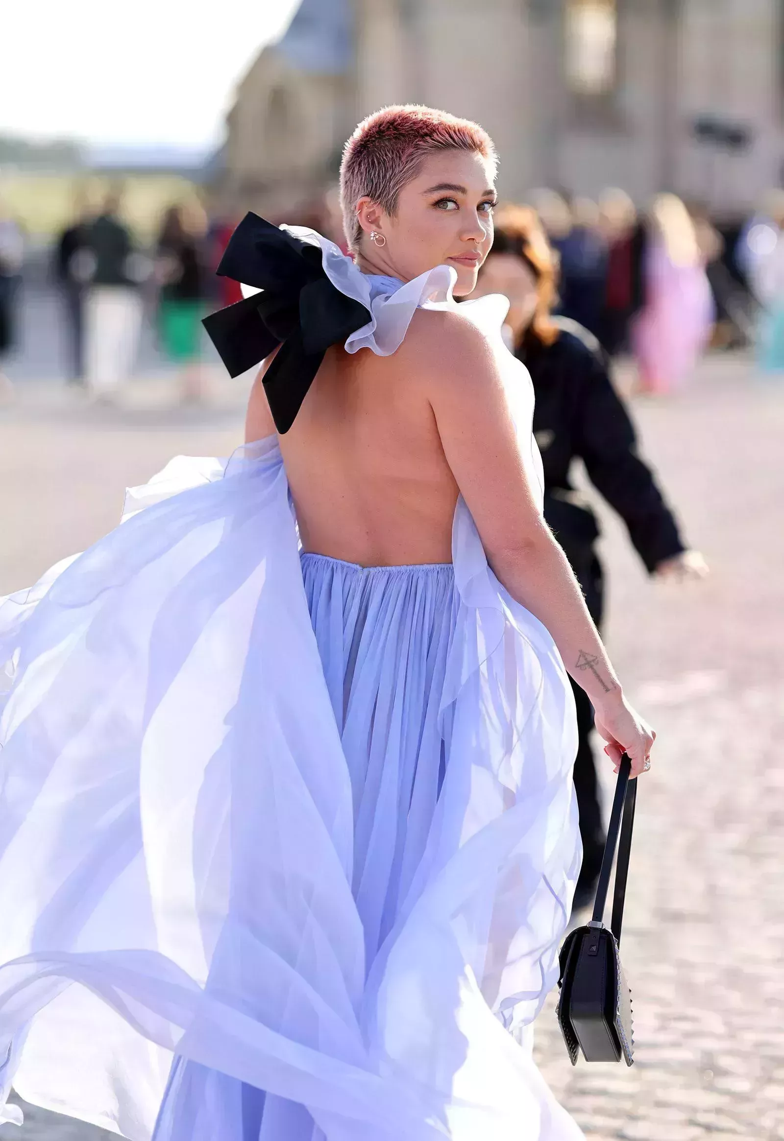 Florence Pugh completó su look de Valentino con un vestido transparente