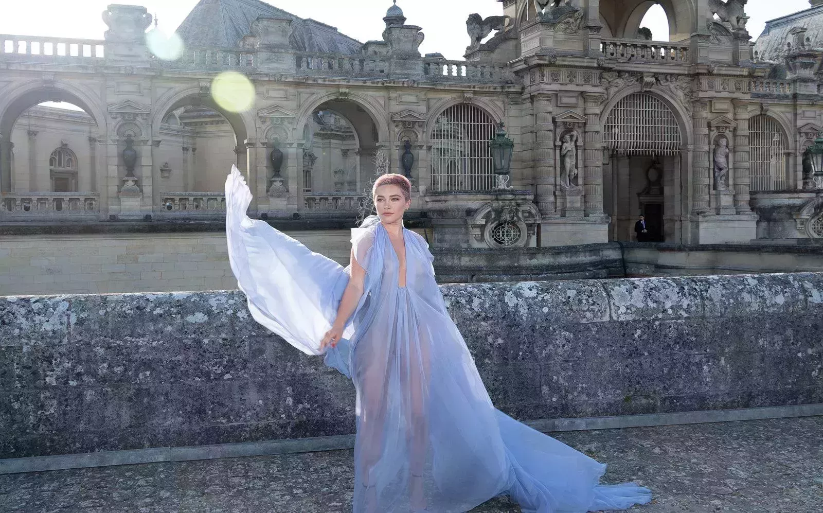 Florence Pugh completó su look de Valentino con un vestido transparente