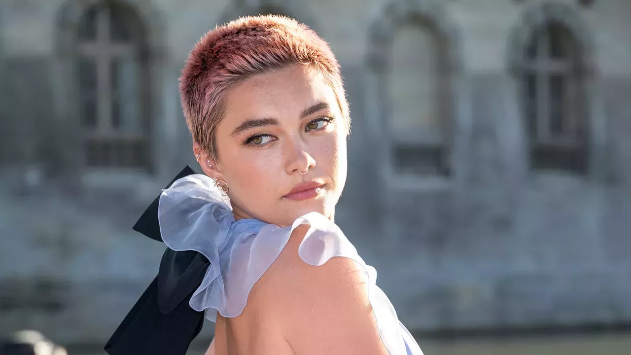 Florence Pugh completó su look de Valentino con un vestido transparente