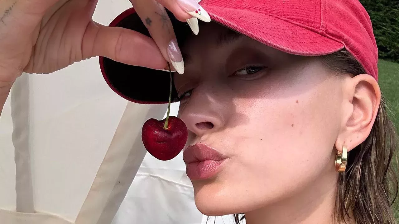 Hailey Bieber acaba de dar su aprobación a las uñas de cereza