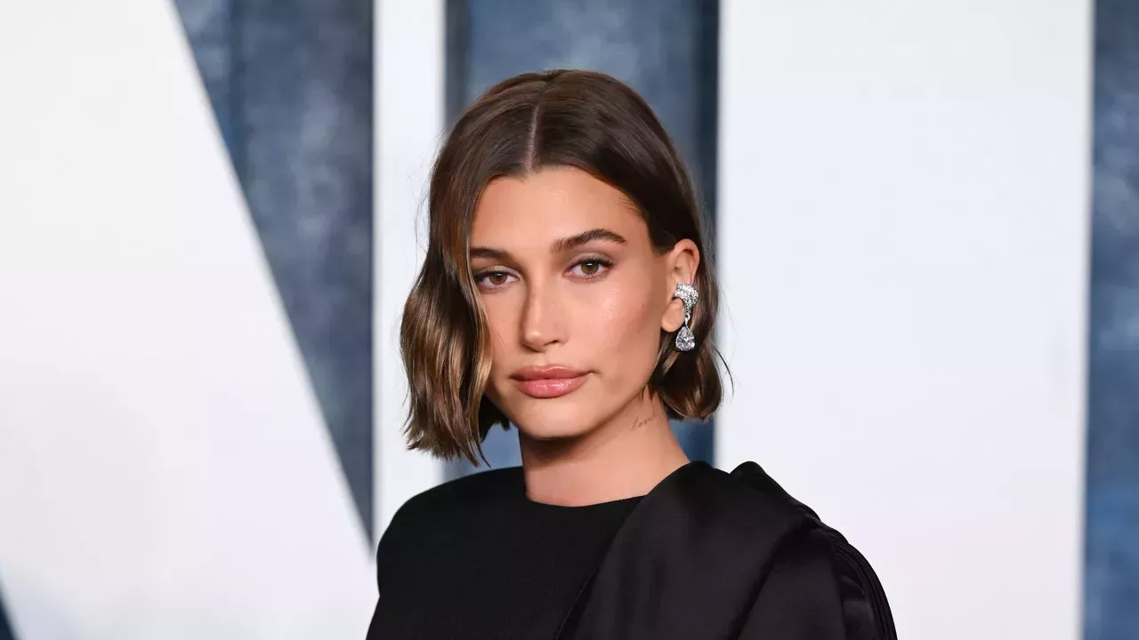 Hailey Bieber llevó al extremo la tendencia de maquillaje con leche de TikTok