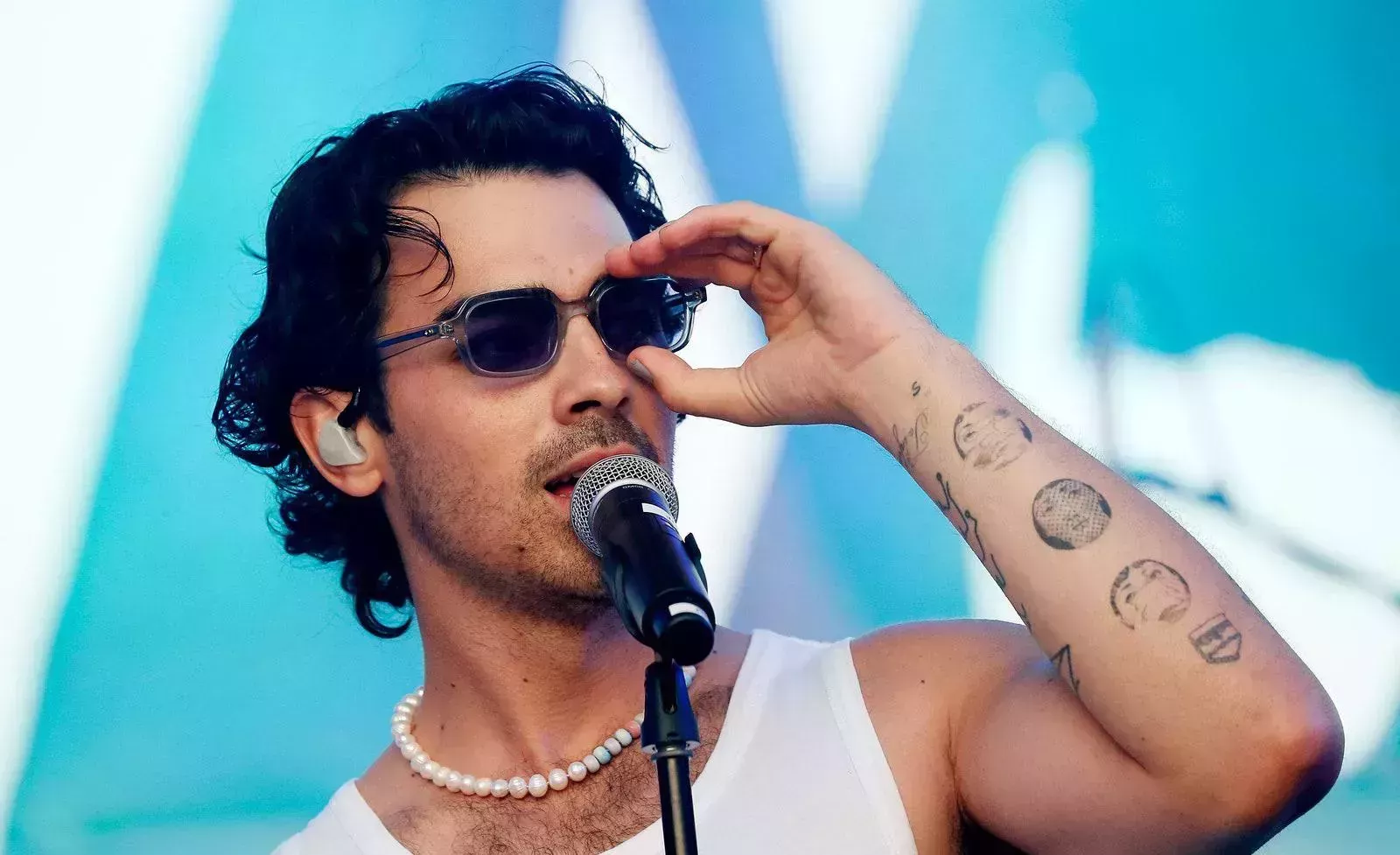 Joe Jonas confiesa que una vez se hizo caca encima en plena actuación