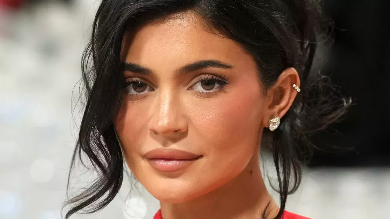 Kylie Jenner dice que se arrepiente de haberse puesto implantes mamarios a los 19 años