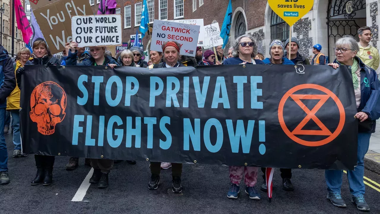 Los organizadores toman un aeropuerto de los Hamptons para protestar contra los jets privados