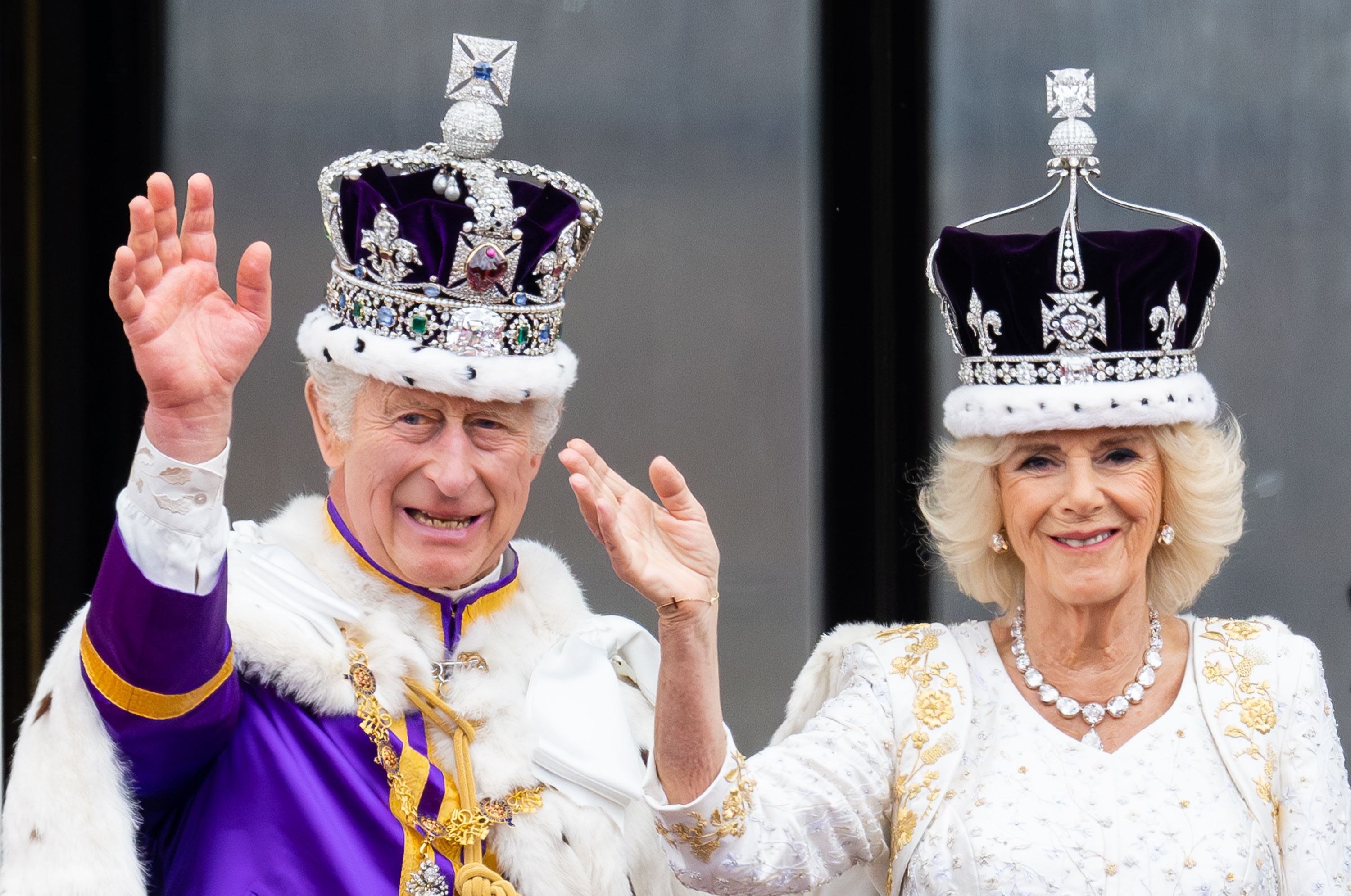 Los visitantes del Palacio de Buckingham pueden ver de cerca los trajes de coronación del Rey Carlos y la Reina Camilla