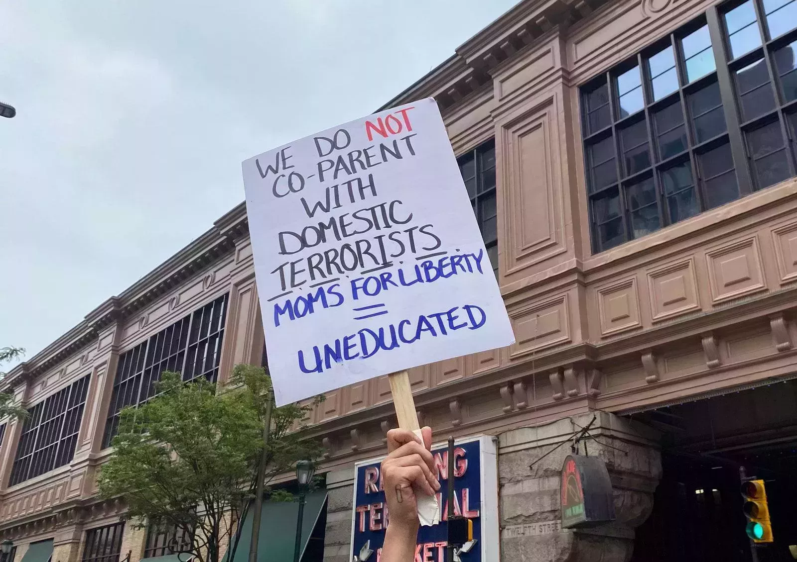 Manifestantes de Filadelfia bailan por los jóvenes transexuales y queer frente a la Conferencia de Madres por la Libertad