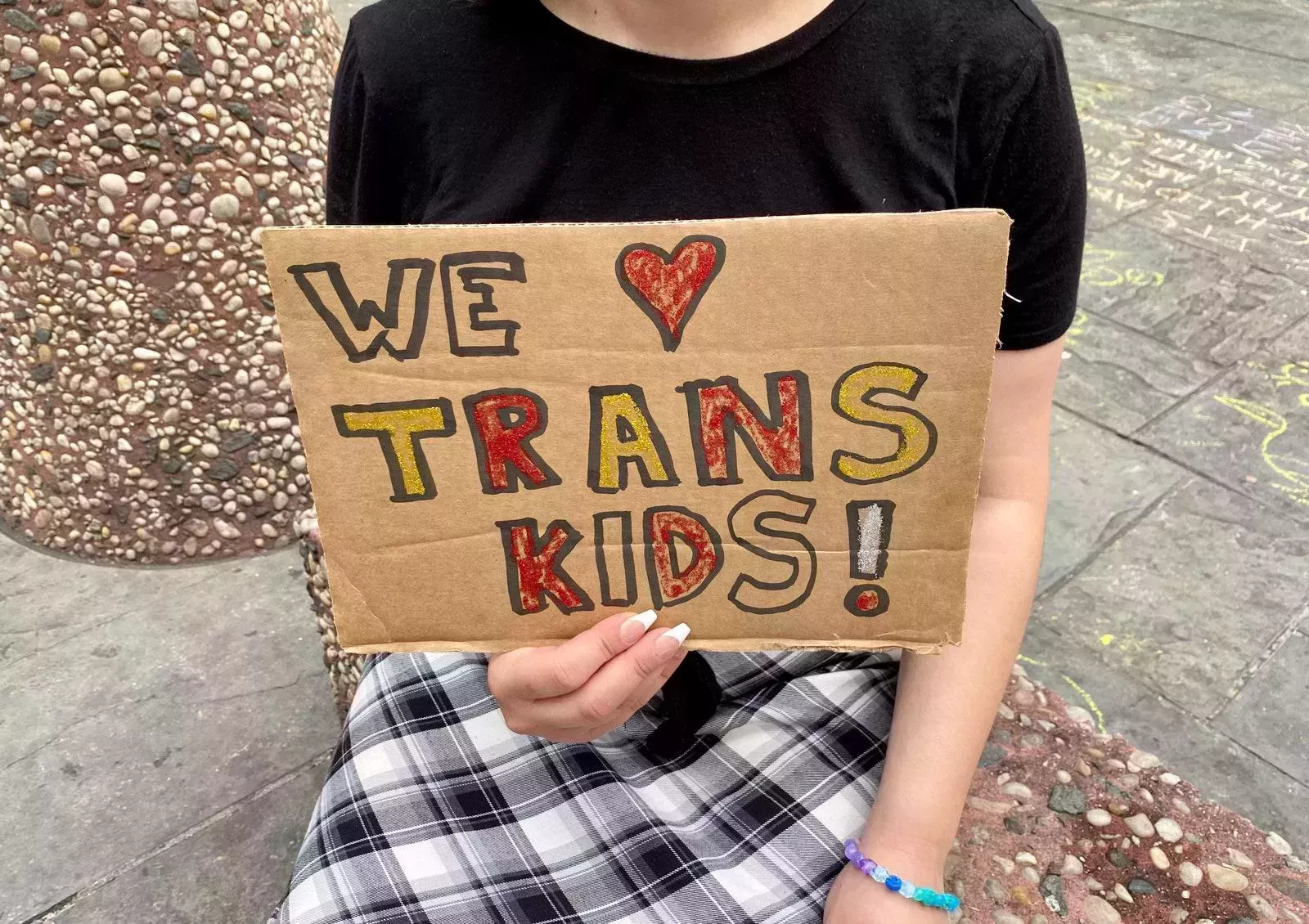 Manifestantes de Filadelfia bailan por los jóvenes transexuales y queer frente a la Conferencia de Madres por la Libertad