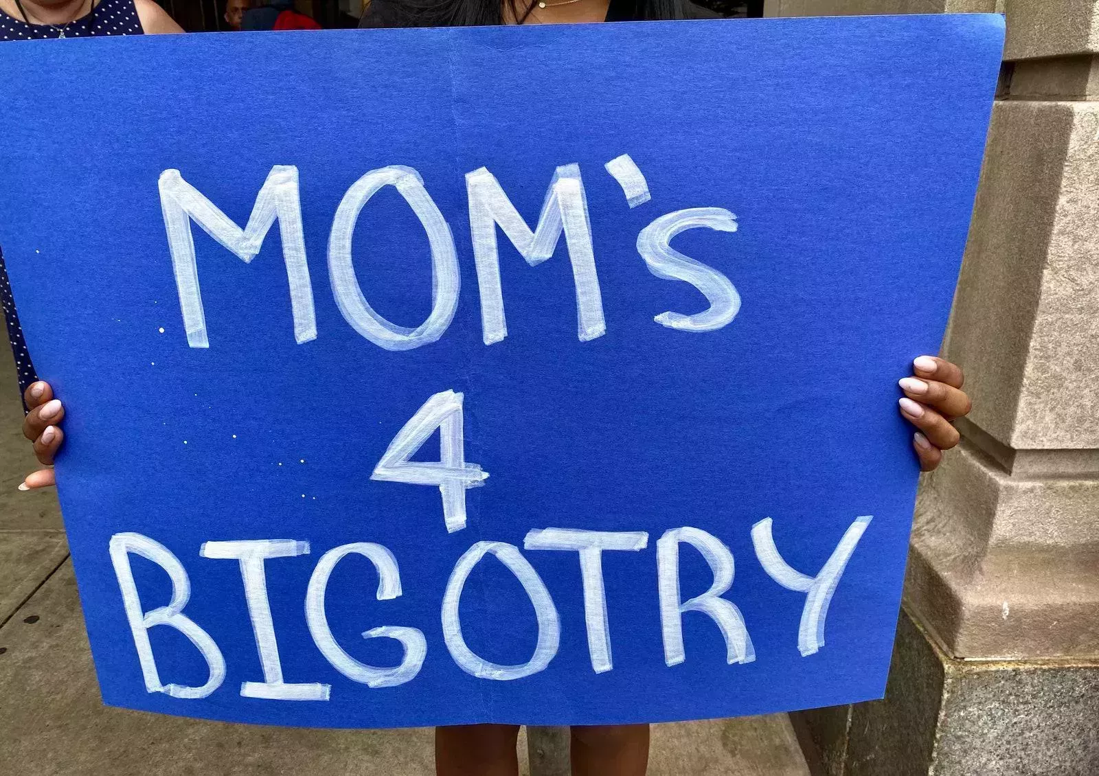 Manifestantes de Filadelfia bailan por los jóvenes transexuales y queer frente a la Conferencia de Madres por la Libertad