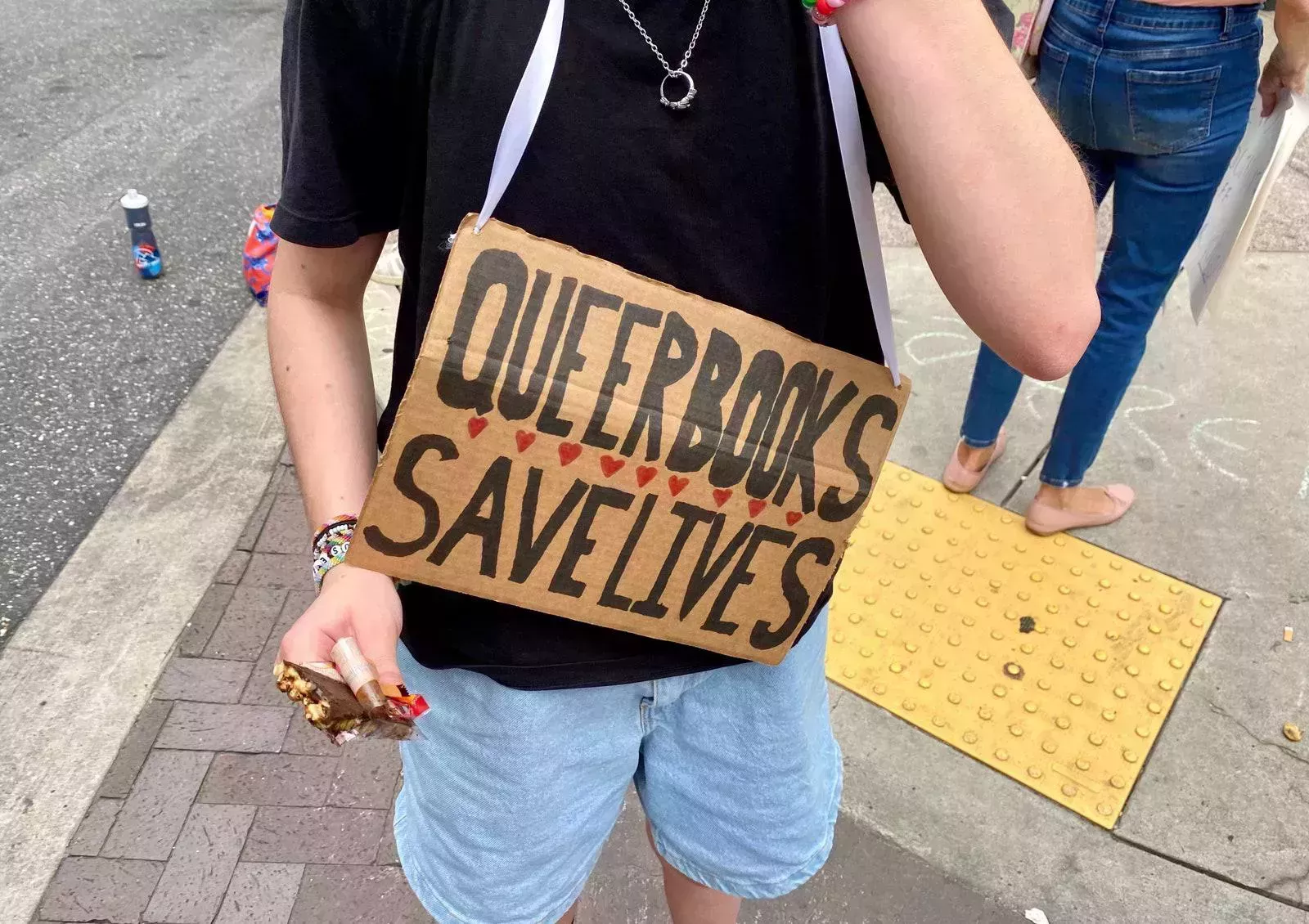 Manifestantes de Filadelfia bailan por los jóvenes transexuales y queer frente a la Conferencia de Madres por la Libertad