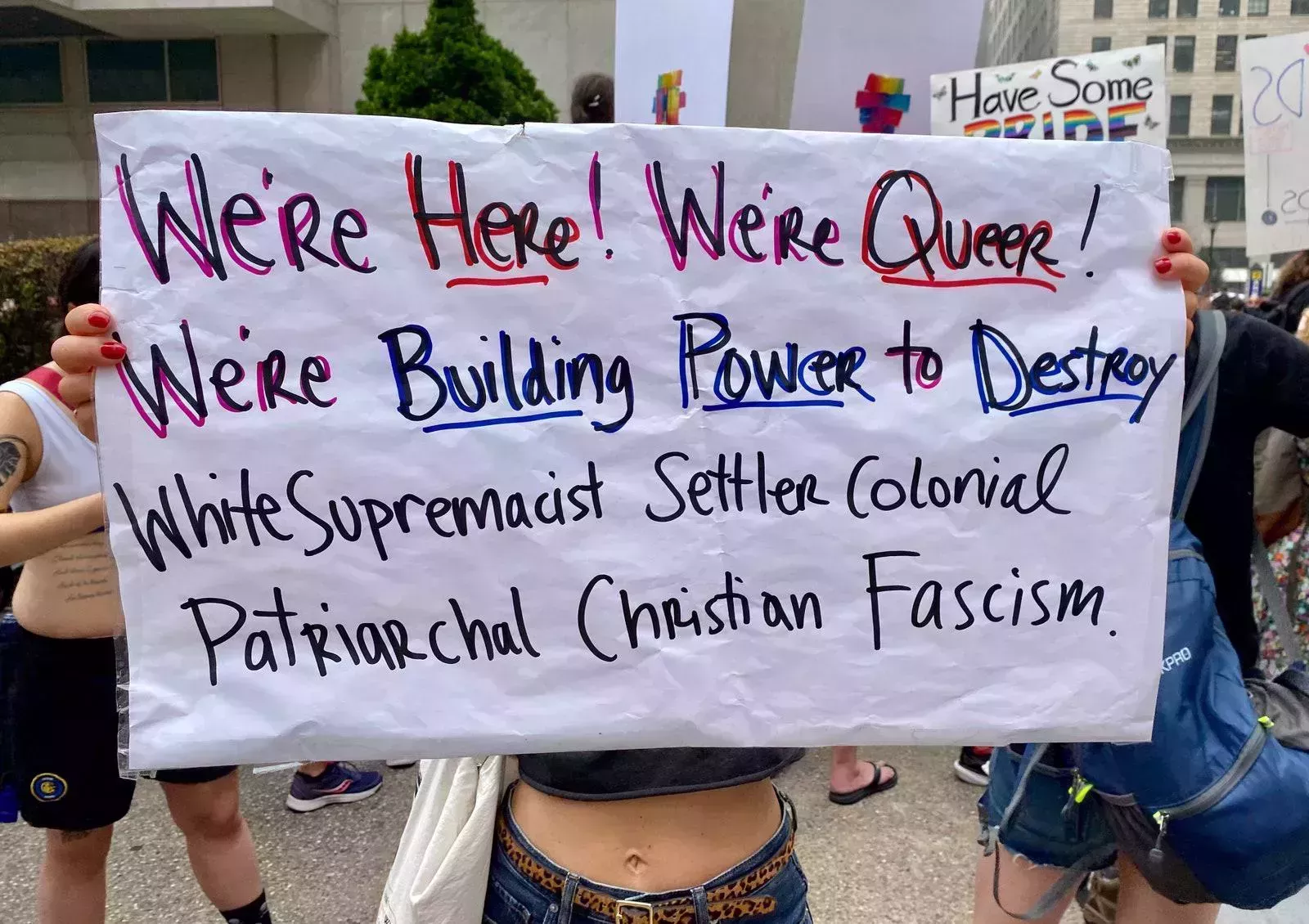 Manifestantes de Filadelfia bailan por los jóvenes transexuales y queer frente a la Conferencia de Madres por la Libertad