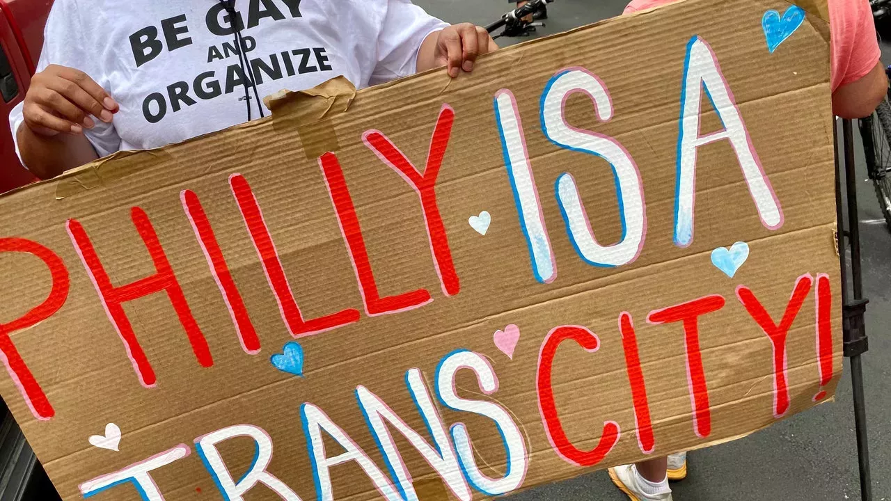 Manifestantes de Filadelfia bailan por los jóvenes transexuales y queer frente a la Conferencia de Madres por la Libertad
