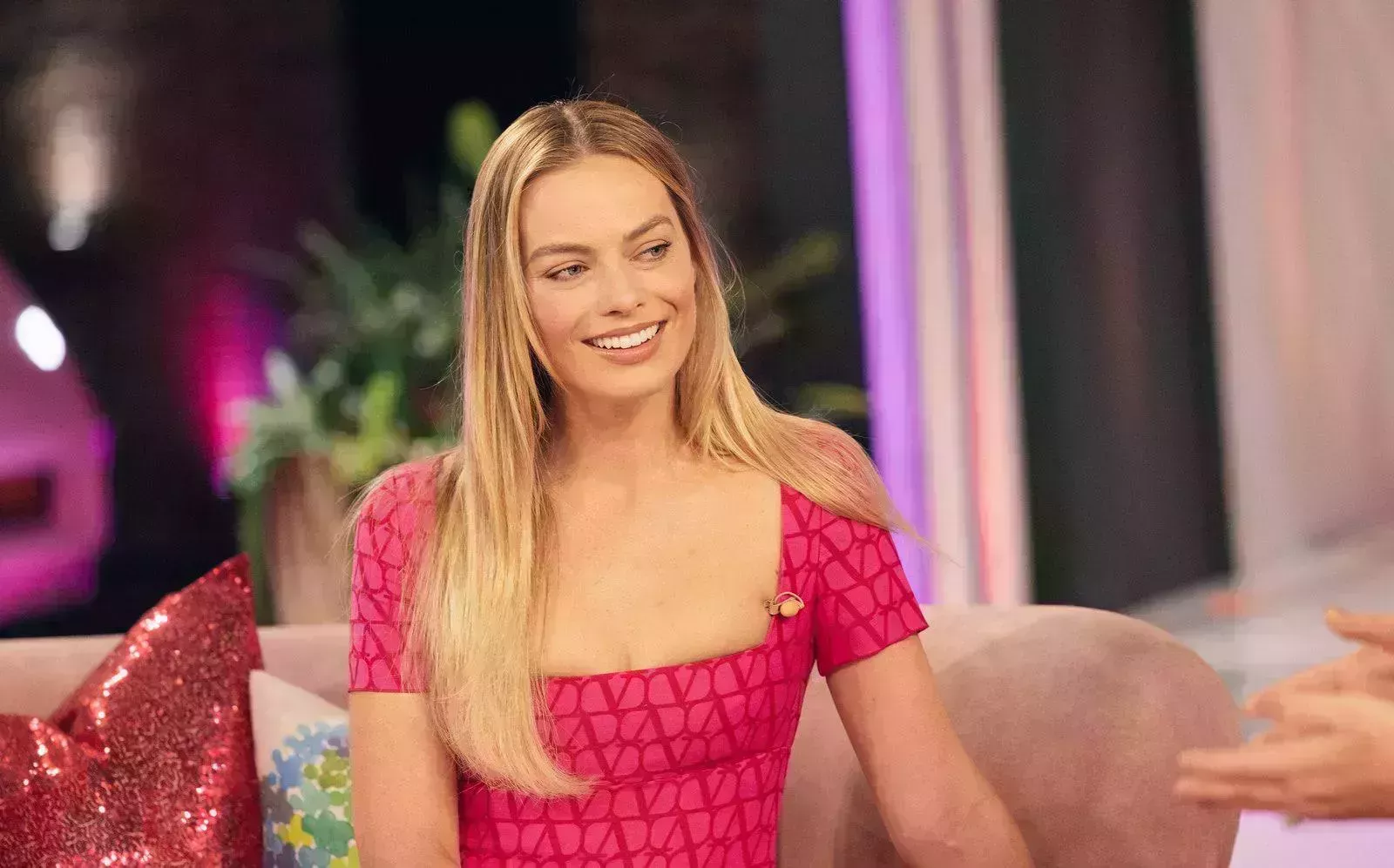 Margot Robbie merece un premio por sus looks de "Barbie" para la prensa