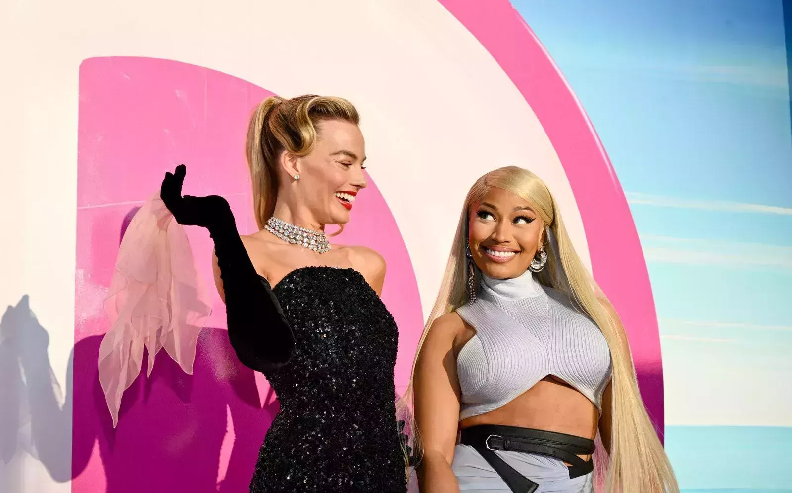 Margot Robbie y America Ferrera se vuelven locas por Nicki Minaj