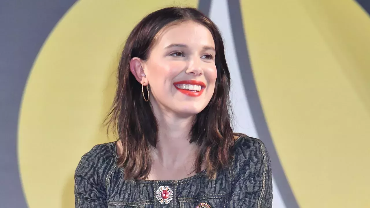 Millie Bobby Brown lució un look barbiecore perfecto para el verano