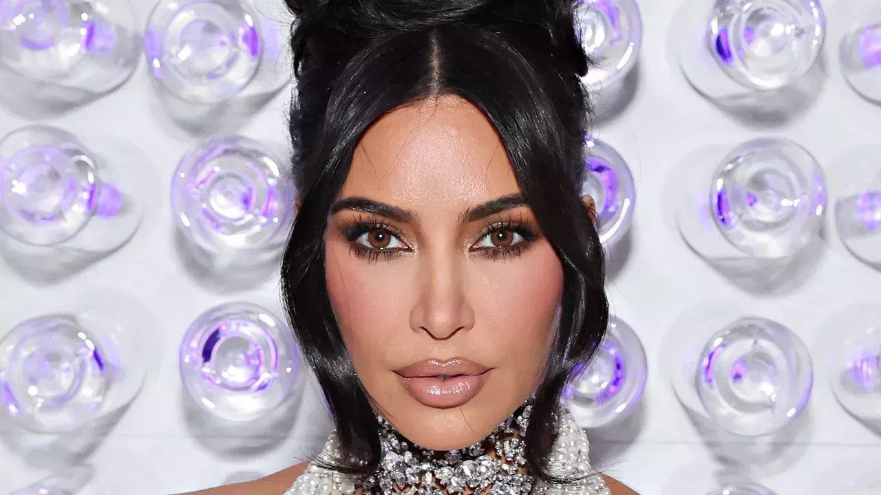 Todavía no puedo procesar del todo la visita de Kim Kardashian al spa para el cuero cabelludo