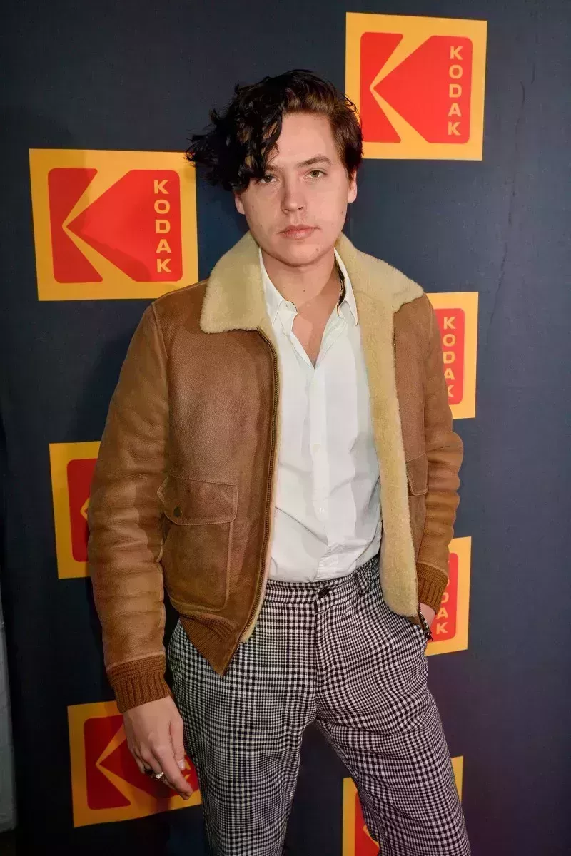 Cole Sprouse, Novia Ari Fournier Relación Cronología