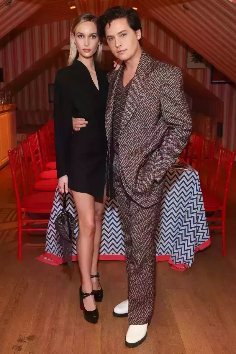 Cole Sprouse, Novia Ari Fournier Relación Cronología