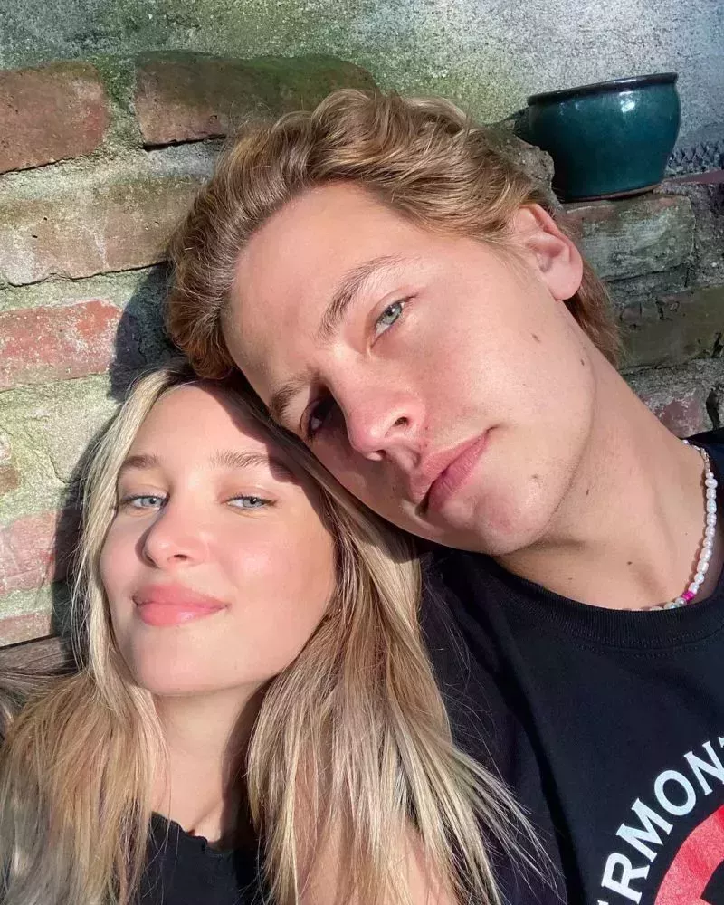 Cole Sprouse, Novia Ari Fournier Relación Cronología