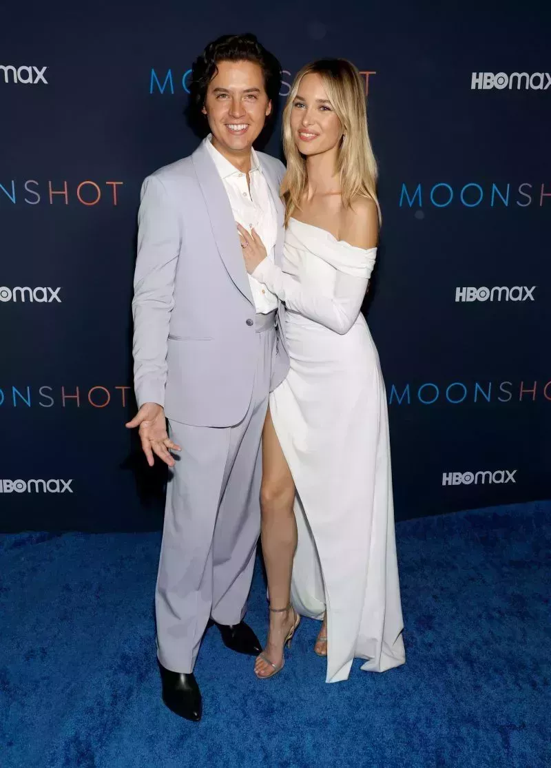 Cole Sprouse, Novia Ari Fournier Relación Cronología