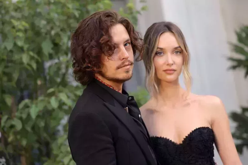 Cole Sprouse, Novia Ari Fournier Relación Cronología