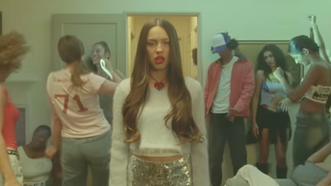 El nuevo videoclip de Olivia Rodrigo se inspira en dos películas icónicas de los 90