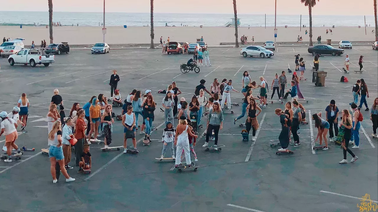 Este colectivo está convirtiendo a mujeres de todo el mundo en patinadoras